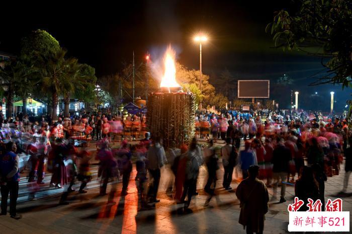 图为围着篝火起舞 李嘉娴 摄