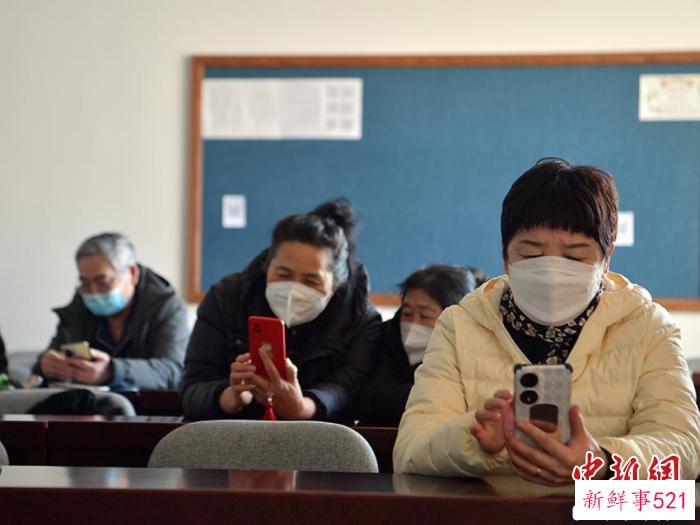 “银发族”同学们正在课堂上认真操作智能手机。　刘栋 摄