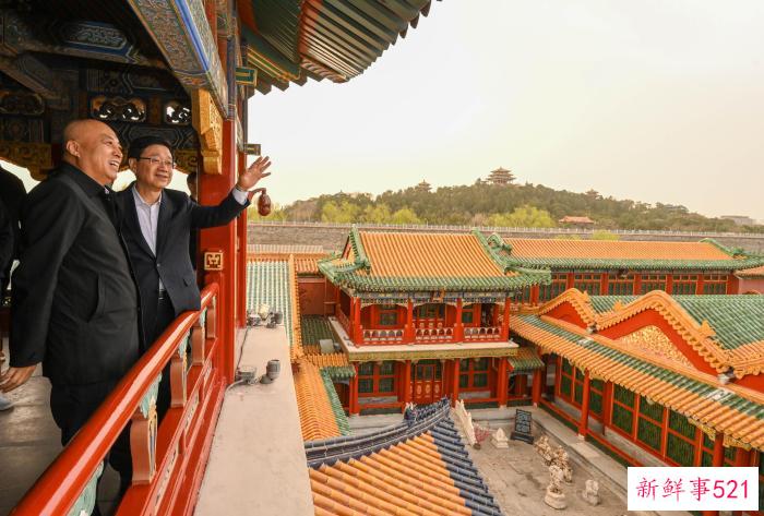 香港特首北京“深度游”，看了升旗、还喝了豆汁儿…