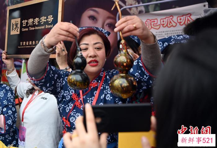 图为主播通过网络直播带货。　九美旦增 摄