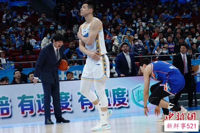 新疆队推迟的“首秀”，在“换周琦”的呼喊中完成