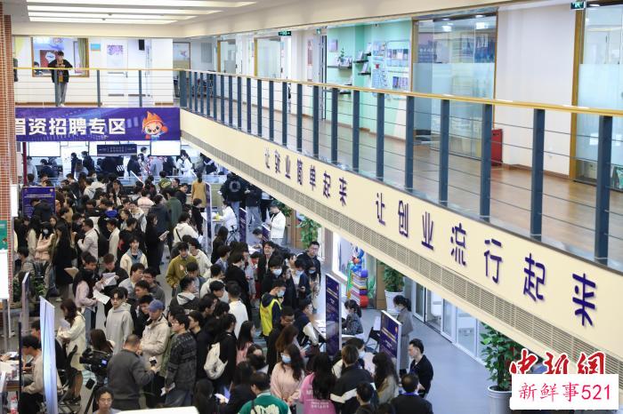 图为成渝地区双城经济圈软件和信息服务业专场招聘现场。　重庆人社供图