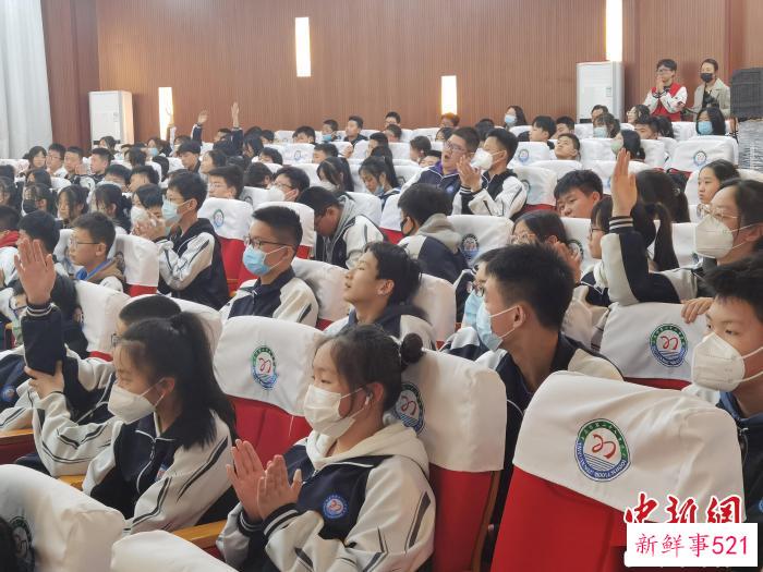 太原市第二十七中学的学生们踊跃举手发言。　胡健 摄