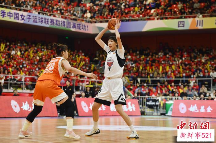 四川女篮队员韩旭(右)带球过人。　张浪 摄
