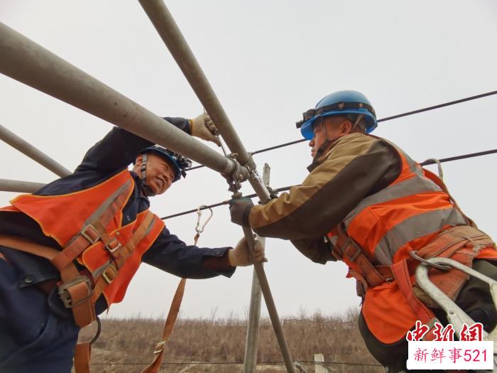 瓦日铁路展开春季集中修施工。　高双虎 摄