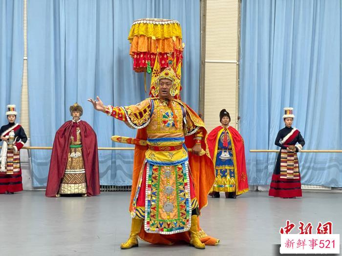 图为格萨尔剧展演。　巷欠才让 供图