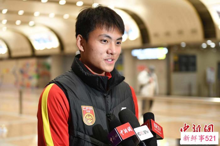 球队主力门将李昊接受媒体采访 记者 赵文宇 摄