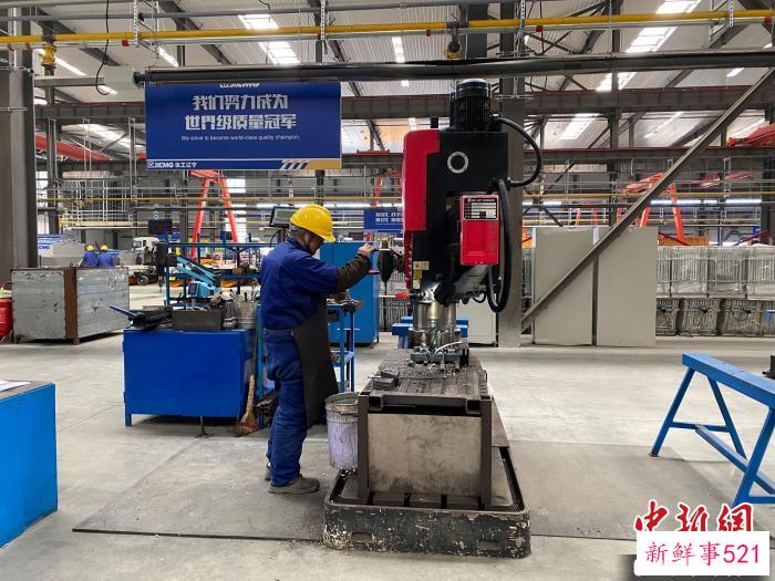 徐工(辽宁)机械有限公司工人现场作业。　 孟令卓 摄