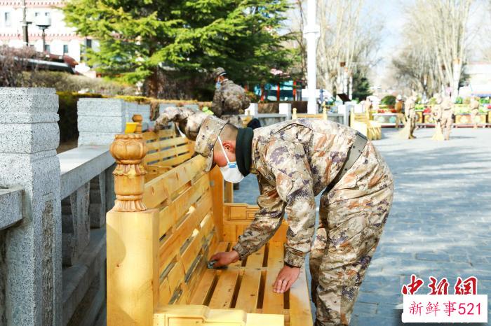 图为官兵义务清扫。　拉萨警备区某团供图