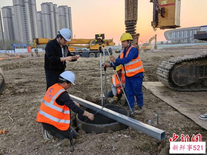 施工人员正在安装钢护桶。　李永 摄