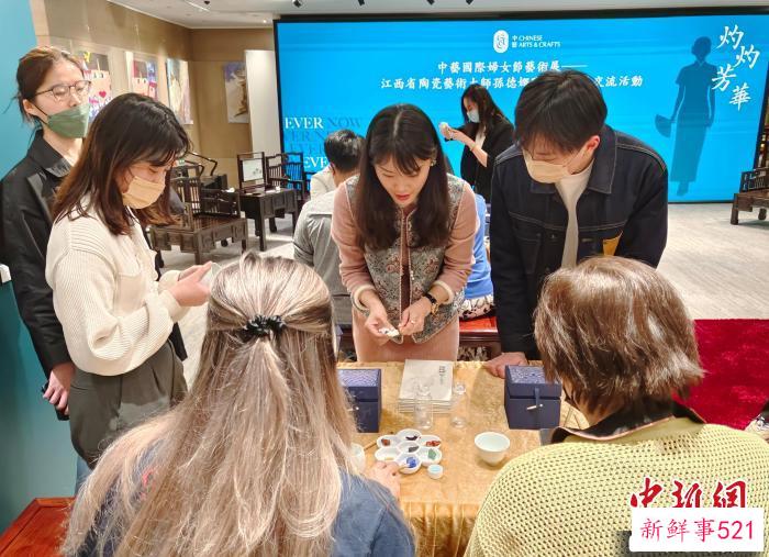 孙德娜现场示范创作过程。　索有为 摄