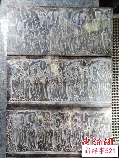 图为辛明芳篆刻的《帝后礼佛图》。　王宇 摄