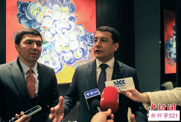 法尔霍德·阿尔济耶夫(右)接受媒体专访。　王磊 摄