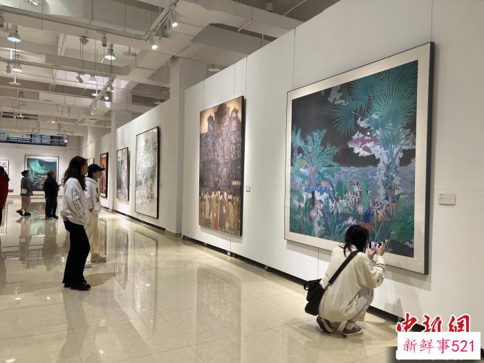 图为全国青年教师中国画学术邀请展吸引学生观展。　钟旖 摄