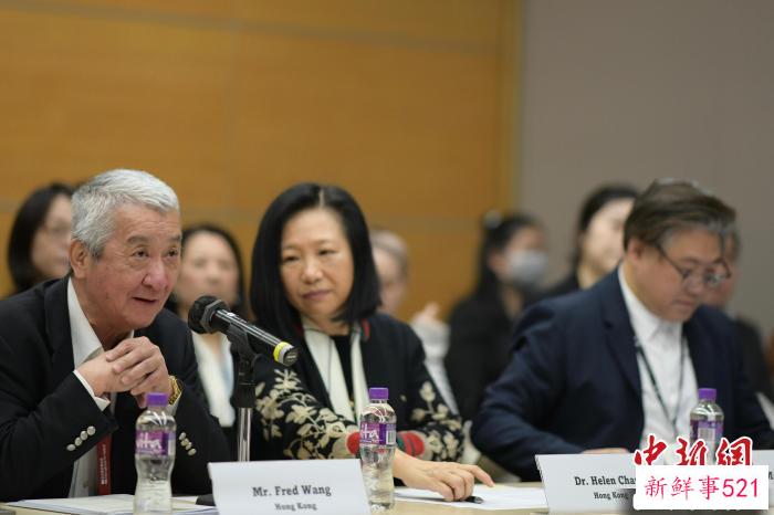 香港沙龙电影公司主席、亚洲内容产业峰会主席汪长禹(左)致辞 曹多然 摄