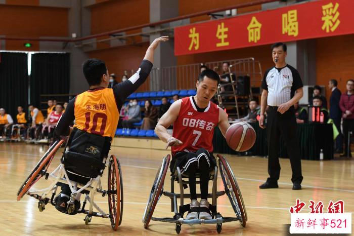 3月14日，2023年轮椅篮球训练营举行2008传奇队对阵未来之星队的表演赛。图为运动员在比赛中。　记者 赵文宇 摄 摄