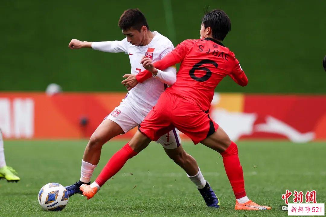 凌晨一点的机场，还有一群人在等待U20国足