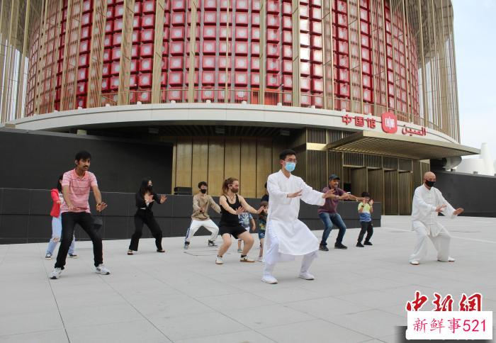 2020年迪拜世博会期间，外国游客跟随刘嘉男体验中国传统武术。　受访者 供图
