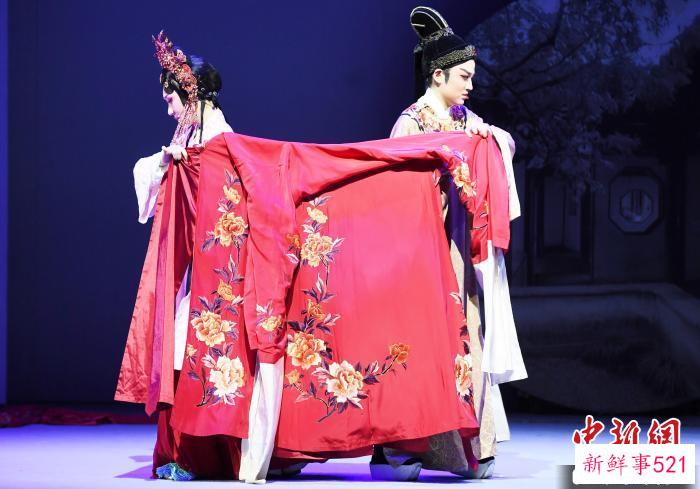 演出现场。　记者刘可耕 摄