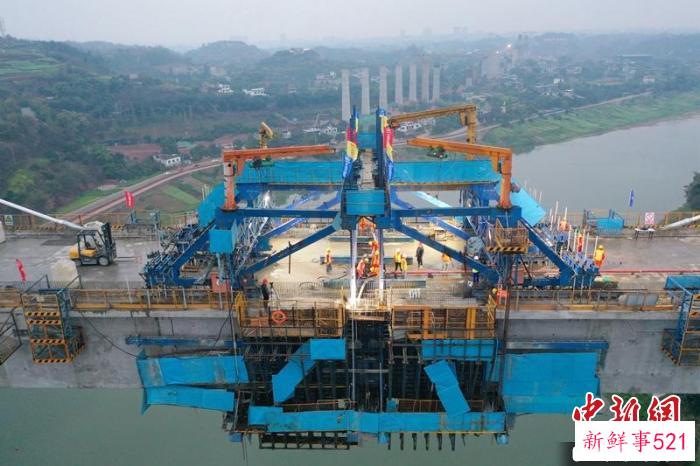 渝昆高铁泸州沱江特大桥主跨合龙浇筑施工现场。　许达 摄