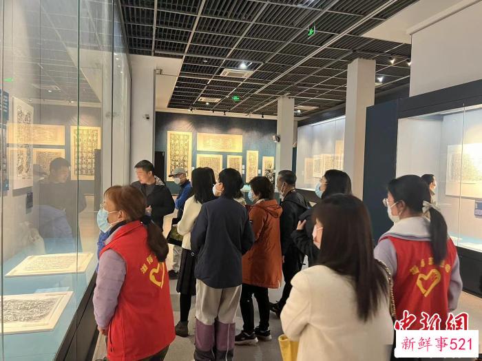 观众在“湖山镌永——杭州西湖历代摩崖题刻拓本展”现场观展。　王题题 摄