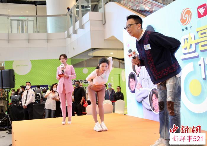 图为“旦哥”郑丹瑞(右一)与瑜伽导师林芊妤(右二)向香港市民介绍养生运动。　主办方供图