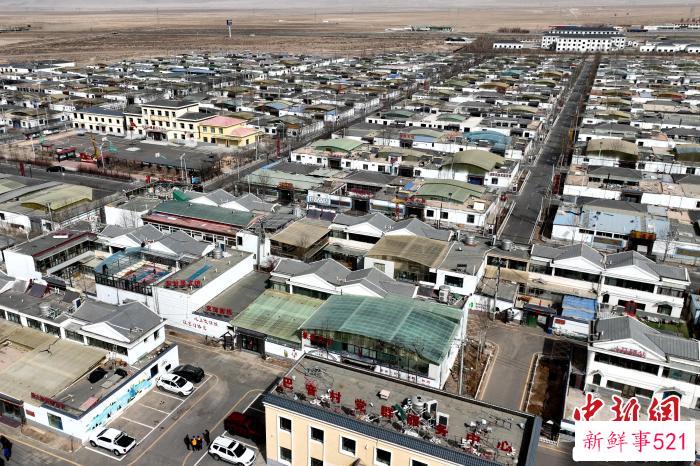 图为航拍巴音村和茶卡村一隅。　赵凛松 摄