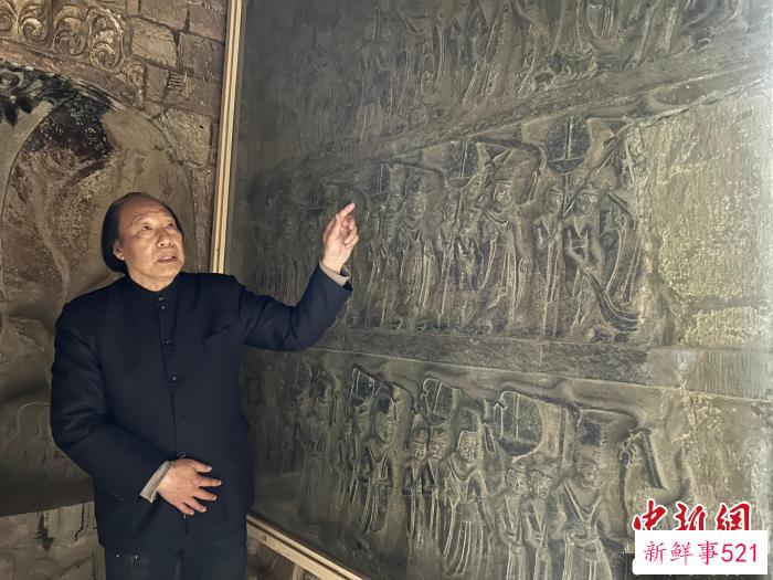图为辛明芳在石窟寺中介绍《帝后礼佛图》浮雕。　王宇 摄