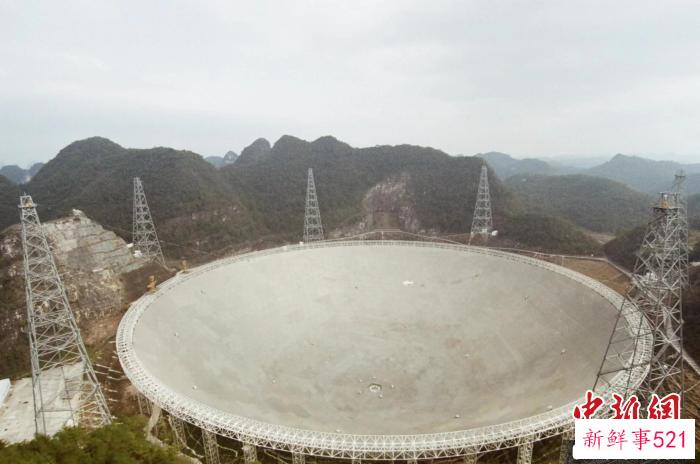 图为500米口径球面射电望远镜(FAST)，检修期拍摄。　刘美伶 摄