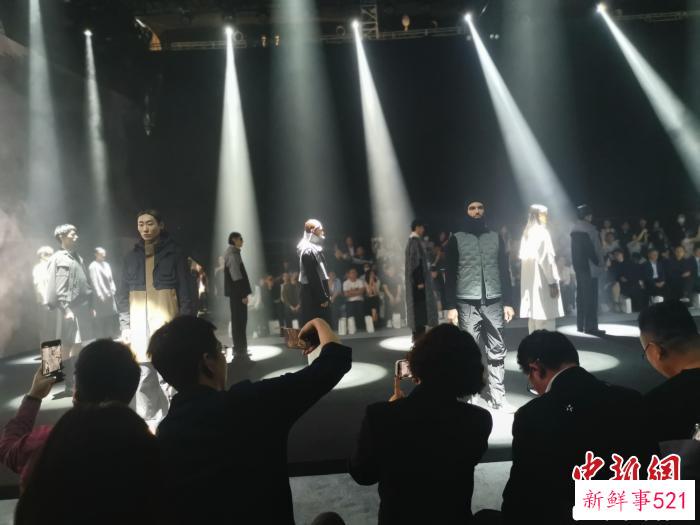 2023广东时装周-春季17日在穗开幕。图为首秀品牌男装展示。　王华 摄