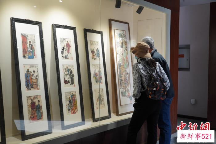 图为游客在景山公园观展。　景山公园供图