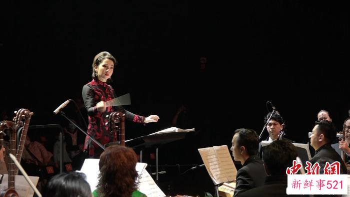 努尔巴纳·依明演出现场。　 赵雅敏 　摄