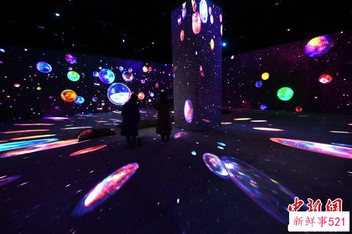 万有“影”力沉浸光影展举行。　吕明 摄