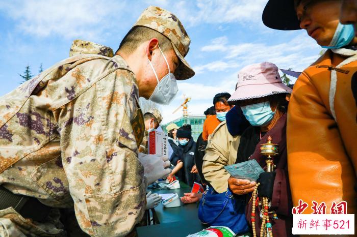 图为官兵为民众讲解预防春季常见病方法和措施。　拉萨警备区某团供图