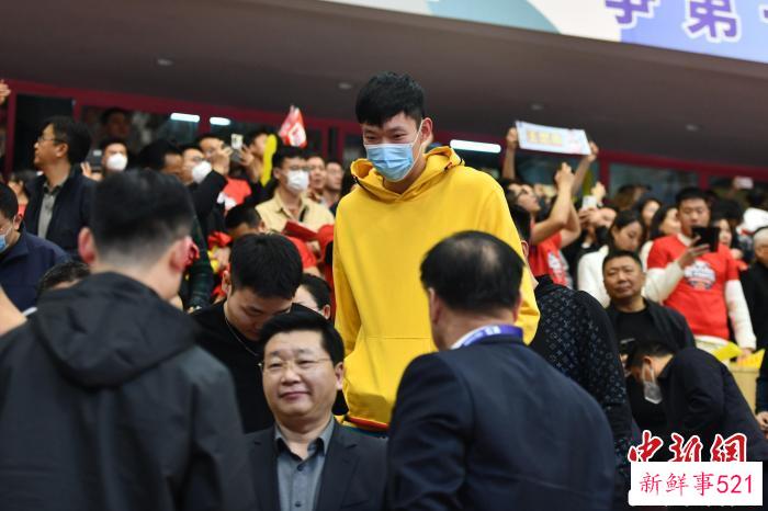 周琦现身观战。　张浪 摄