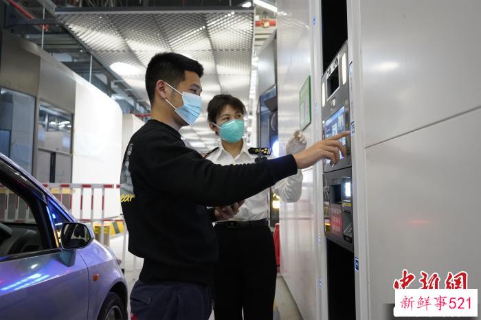 横琴海关关员指导旅客办理通关手续 杜俊辉 摄