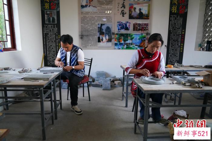 图为张跃堂和妻子正在制作凤羽砚。　刘冉阳 摄