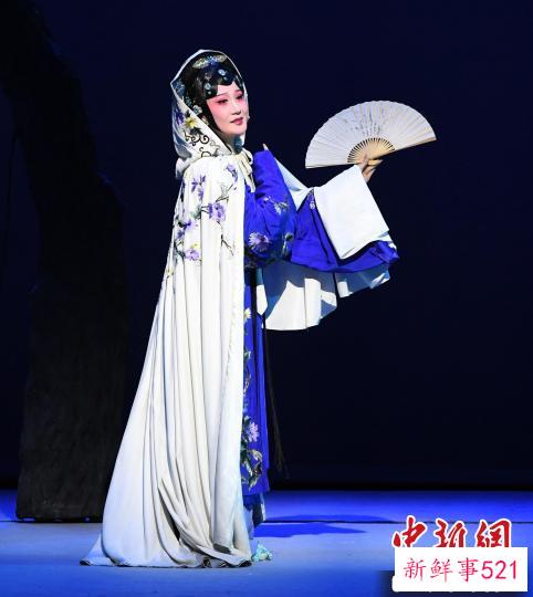 在剧中，福建芳华越剧院第七代青年演员赵阳饰演唐琬。　记者刘可耕 摄