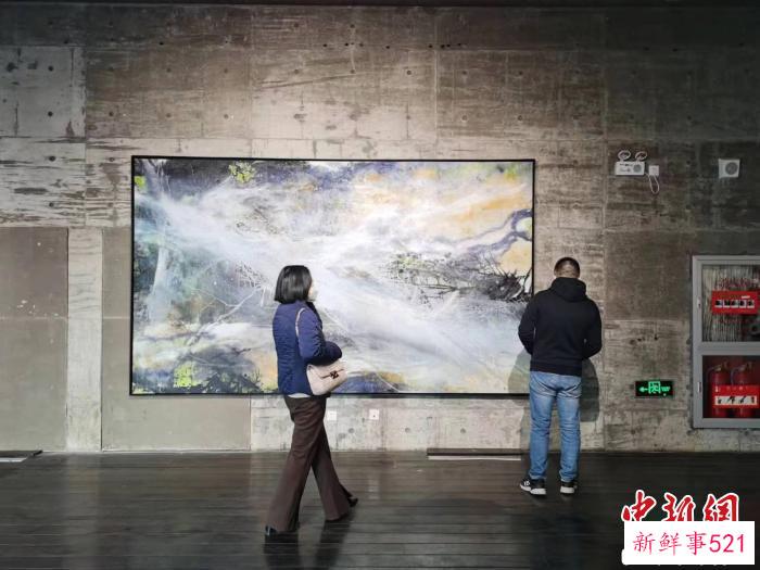 在两种不同文化的滋养下，叶星千创作艺术作品成功地融合了东西方的两种文化遗产。　陈静 摄