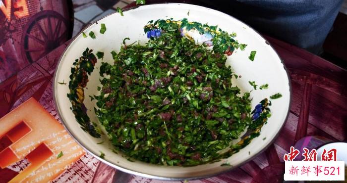 刚调制好的苜蓿牛肉馅。　刘茹 摄