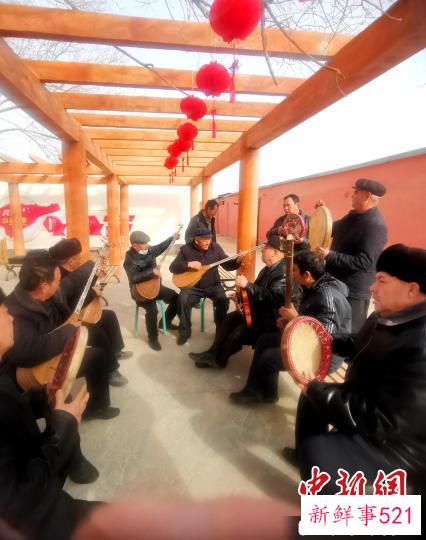 每逢春夏秋季，五十一团团文化广场欢声笑语，艺人们自发地聚在一起弹奏。　古丽努尔·托合提 摄