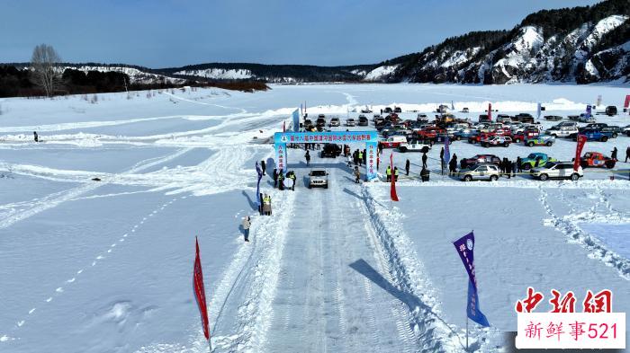 参赛车辆开始比赛。　关卫宏 摄