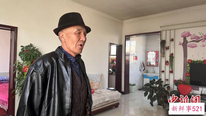 马生龙在朋友家开心的唱起“新疆花儿” 左丹丹 摄