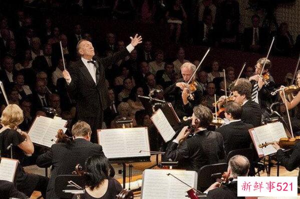 音乐指挥在指挥节奏和变量(乐队的灵魂)方面有什么作用？