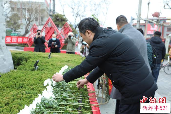 滕州市社会各界群众和抗战将士后人代表分别向先辈敬献菊花。　陈涛 摄