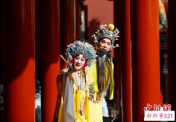 “梅花奖”得主、表演艺术家黎安(后)和国家一级演员余彬(前)现场表演了《长生殿·小宴》选段 杜洋 摄