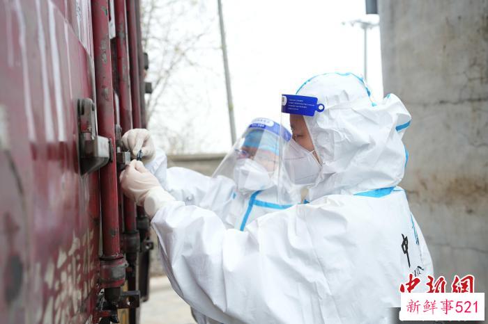 益阳市海关工作人员为运输车辆打上“关锁”。　徐钢 摄