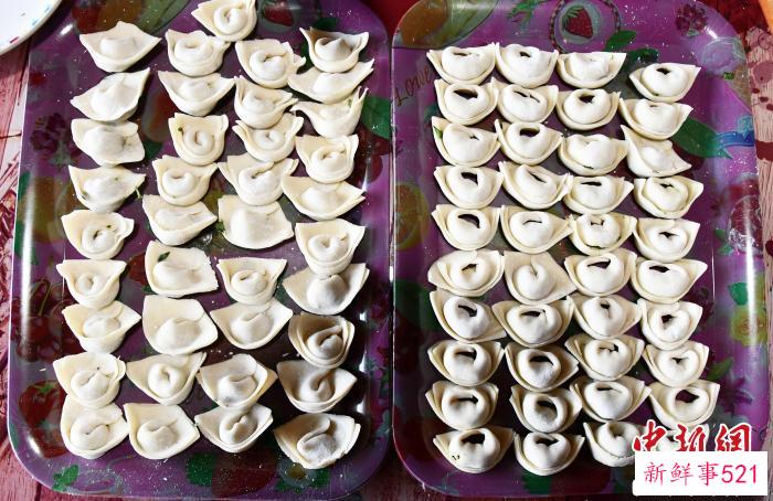 已包好的苜蓿牛肉馄饨。　刘茹 摄