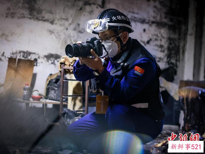 图为兰州市消防救援支队参赛人员邓斌山拍摄火灾现场。　张家纶 摄