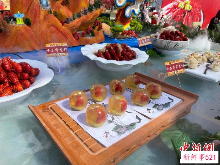 各种小龙虾美食逐一登台展示，极具艺术观赏性。　徐珊珊 摄